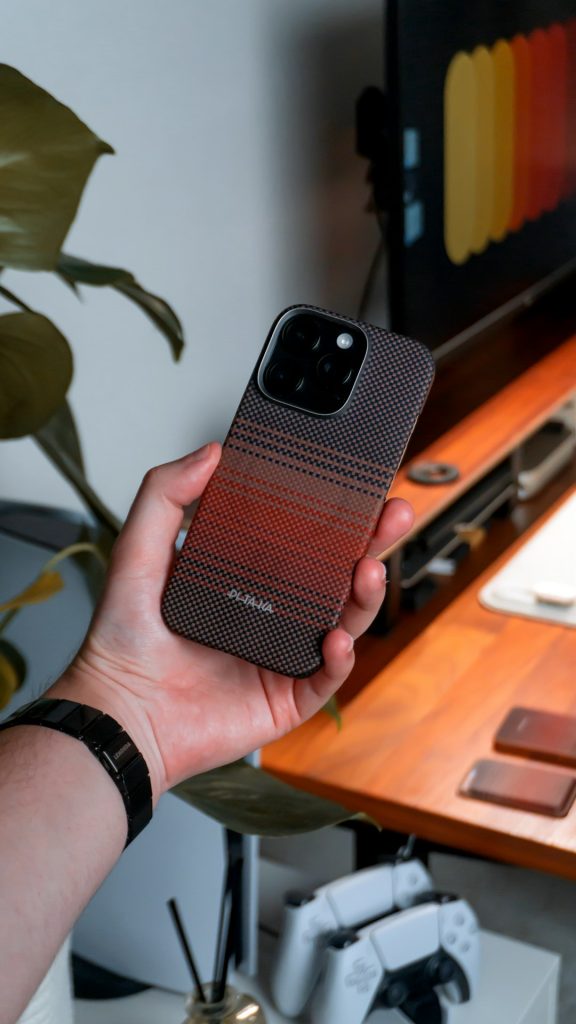 Modern tech meets stunning design. Shot in collaboration with @pitakaglobal — featuring the Sunset Moment MagSafe case, magnetic wallet, grip, and power bank. Perfect gear for creative desk setups, everyday carry, and minimalist lifestyles.